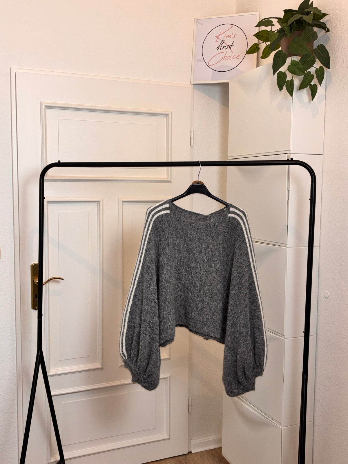 Strickpullover in Hellgrau mit weißen Streifen – One Size